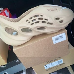 YEEZYS FOAM RUNNERS SIZE 10